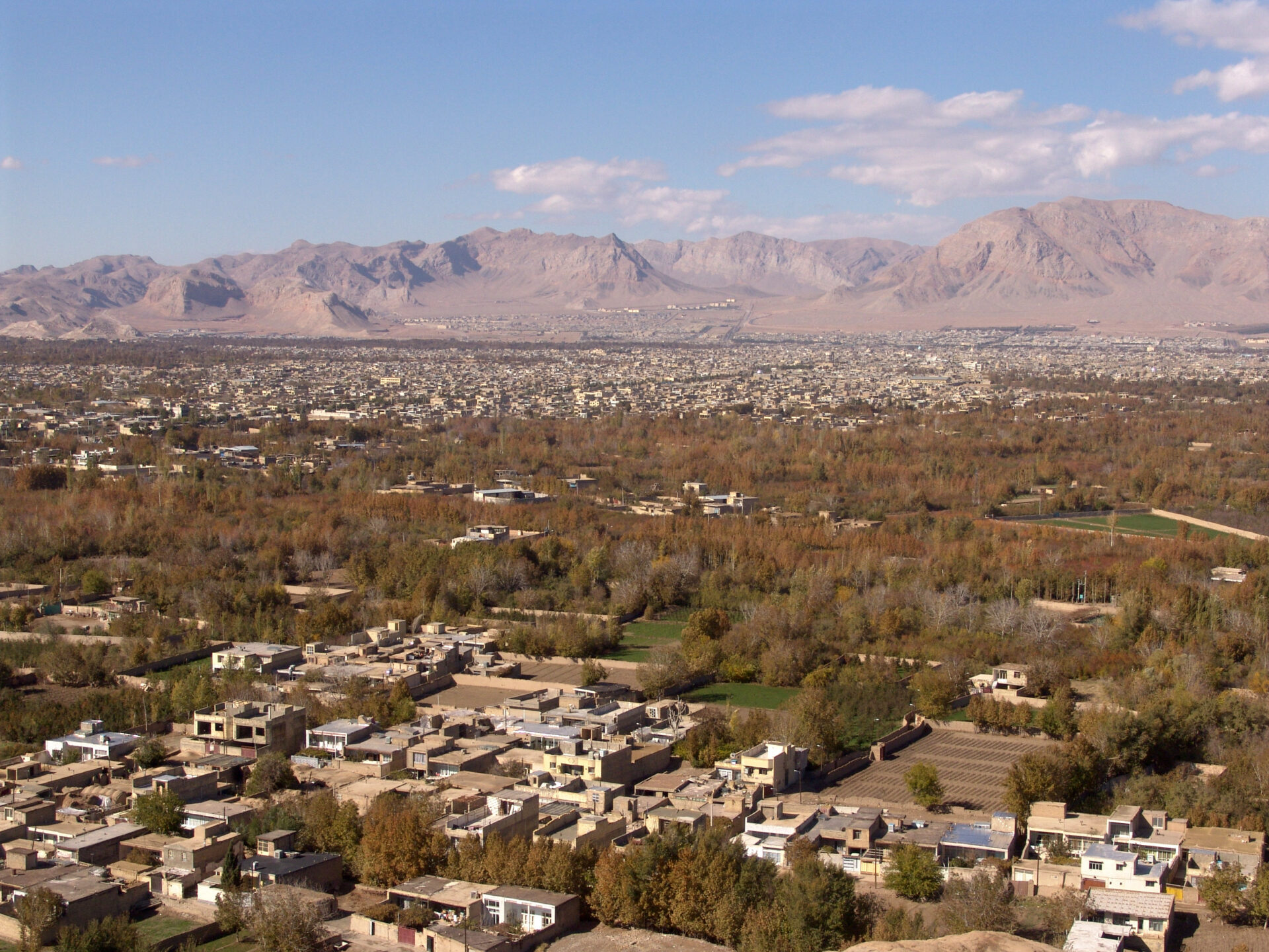 Kilátás Iszfahán síkságára, Irán.